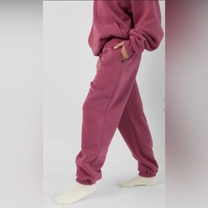Comfrt Women’s Berry Minimalist Jogger Sweatpants Size M